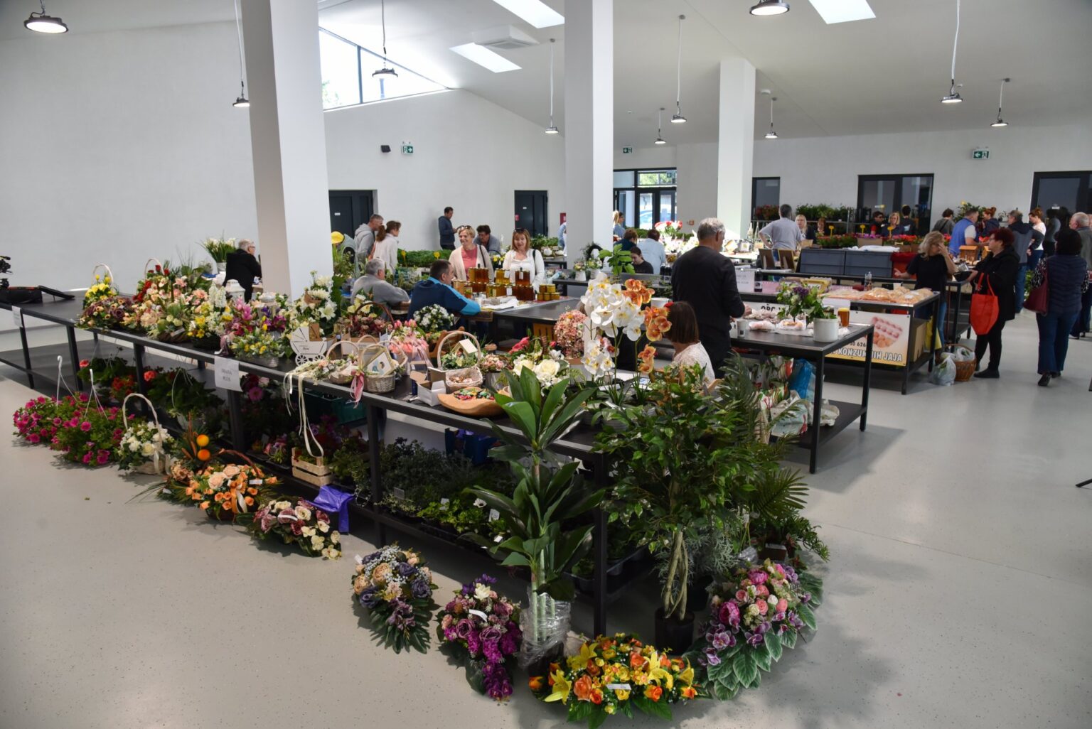 Prodaja cvijeća i svijeća u Agroparku uoči blagdana Svih svetih