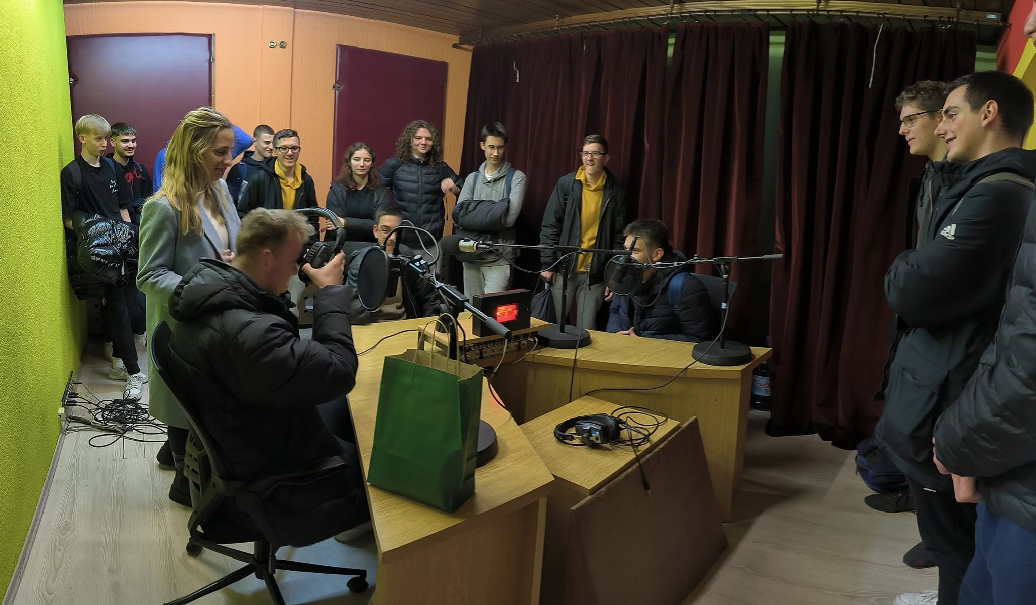 Učenici 4. TE Srednje škole Valpovo posjetili Hrvatski radio Valpovštinu