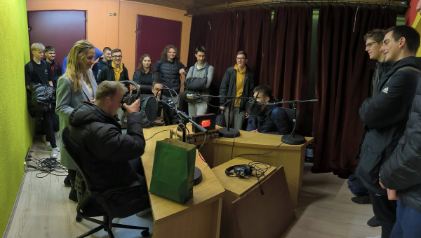 Učenici 4. TE Srednje škole Valpovo posjetili Hrvatski radio Valpovštinu